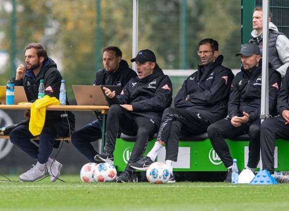 Fussball, Herren, Saison 2025 26, Testspiel, VfL Wolfsburg - Hertha BSC, v.l. Trainer Stefan Leitl (Hertha BSC), Co-Trainer Andre Mijatovic (Hertha BSC), Patrick Ebert (Standard-Trainer, Hertha BSC) auf der Bank, 08.10. 2025, Copyright: xSebastianxRäppold MatthiasxKochx