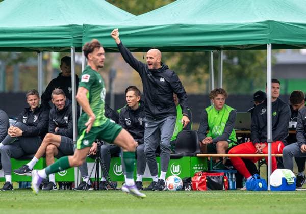 Fussball, Herren, Saison 2025 26, Testspiel, VfL Wolfsburg - Hertha BSC, v.l. Aaron Zehnter (Wolfsburg), Trainer Paul Simonis (Wolfsburg), 08.10. 2025, Copyright: xSebastianxRäppold MatthiasxKochx