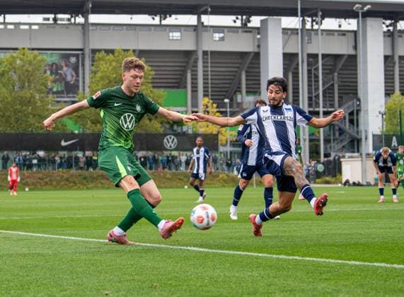 Fussball, Herren, Saison 2025 26, Testspiel, VfL Wolfsburg - Hertha BSC, v.l. Andreas Skov Olsen (Wolfsburg), Kevin Sessa (Hertha BSC), 08.10. 2025, Copyright: xSebastianxRäppold MatthiasxKochx