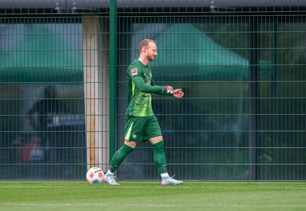 Fussball, Herren, Saison 2025 26, Testspiel, VfL Wolfsburg - Hertha BSC, Maximilian Arnold (Wolfsburg) wurde nach wenigen Minuten verletzungsbedingt ausgewechselt, 08.10. 2025, Copyright: xSebastianxRäppold MatthiasxKochx