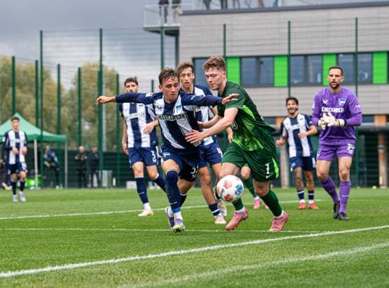Fussball, Herren, Saison 2025 26, Testspiel, VfL Wolfsburg - Hertha BSC, v.l. Michal Karbownik (Hertha BSC), Andreas Skov Olsen (Wolfsburg), 08.10. 2025, Copyright: xSebastianxRäppold MatthiasxKochx