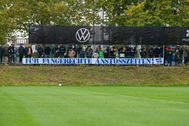 Fussball, Herren, Saison 2025 26, Testspiel, VfL Wolfsburg - Hertha BSC, Fans von Hertha mit Transparent: Für fangerechte Anstoßzeiten, 08.10. 2025, Copyright: xSebastianxRäppold MatthiasxKochx