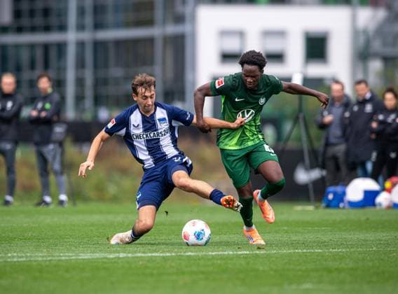 Fussball, Herren, Saison 2025 26, Testspiel, VfL Wolfsburg - Hertha BSC, v.l. Tim Hoffmann (Hertha BSC), Trevor Benedict (Wolfsburg), 08.10. 2025, Copyright: xSebastianxRäppold MatthiasxKochx