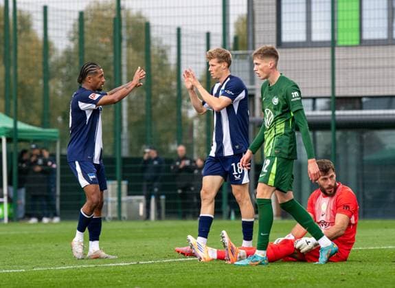 Fussball, Herren, Saison 2025 26, Testspiel, VfL Wolfsburg - Hertha BSC, v.l. Jeremy Dudziak (Hertha BSC), Luca Schuler (Hertha BSC), Jubel nach Tor zum 0:1, rechts Elia Dittrich (Wolfsburg) und Torhüter Marius Müller (Wolfsburg), 08.10. 2025, Copyright: xSebastianxRäppold MatthiasxKochx