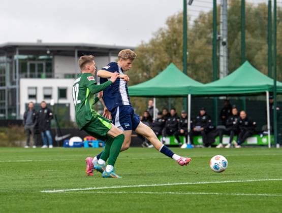 Fussball, Herren, Saison 2025 26, Testspiel, VfL Wolfsburg - Hertha BSC, Luca Schuler (Hertha BSC) erzielt das Tor zum 0:1 gegen Elia Dittrich (Wolfsburg), 08.10. 2025, Copyright: xSebastianxRäppold MatthiasxKochx