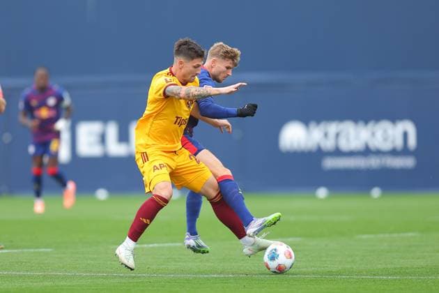 RB Leipzig - Dukla Prag Testspiel Leipzig, 08.10.2025, Trainingszentrum am Cottweg, Fußball, Männer, Saison 2025 2026, Testspiel, RB Leipzig - FK Dukla Prag , Im Bild v.l.: Jaroslav Svozil (23,Prag) und Timo Werner (36, RB Leipzig) ,