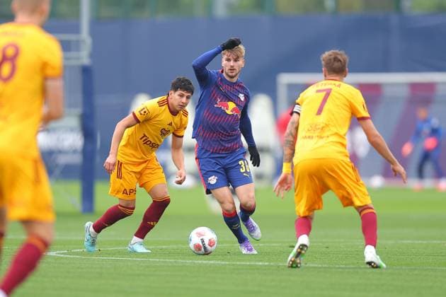 RB Leipzig - Dukla Prag Testspiel Leipzig, 08.10.2025, Trainingszentrum am Cottweg, Fußball, Männer, Saison 2025 2026, Testspiel, RB Leipzig - FK Dukla Prag , Im Bild v.l.: Diego Velasquez (5,Prag) und Timo Werner (36, RB Leipzig) ,