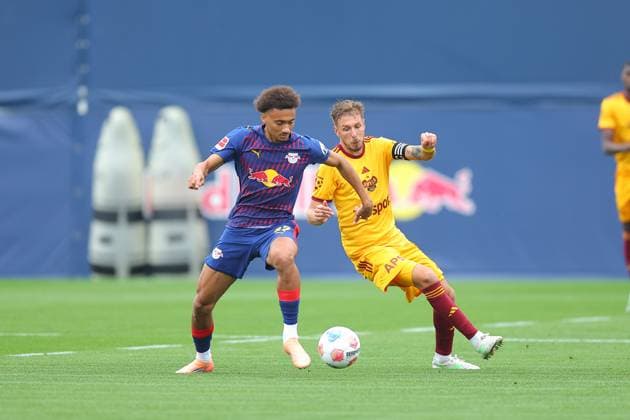 RB Leipzig - Dukla Prag Testspiel Leipzig, 08.10.2025, Trainingszentrum am Cottweg, Fußball, Männer, Saison 2025 2026, Testspiel, RB Leipzig - FK Dukla Prag , Im Bild v.l.: Tidiam Gomis (27, RB Leipzig) und Jan Peterka (7, Prag) ,
