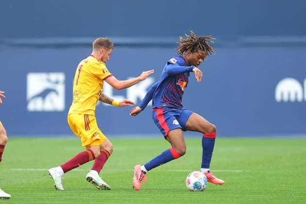 RB Leipzig - Dukla Prag Testspiel Leipzig, 08.10.2025, Trainingszentrum am Cottweg, Fußball, Männer, Saison 2025 2026, Testspiel, RB Leipzig - FK Dukla Prag , Im Bild v.l.: Jan Peterka (7, Prag) und Joyeux Masanka Bungi (RB Leipzig) ,