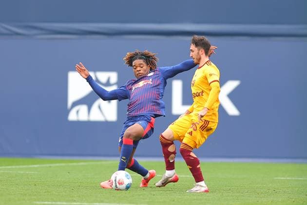 RB Leipzig - Dukla Prag Testspiel Leipzig, 08.10.2025, Trainingszentrum am Cottweg, Fußball, Männer, Saison 2025 2026, Testspiel, RB Leipzig - FK Dukla Prag , Im Bild v.l.: Joyeux Masanka Bungi (RB Leipzig) und Michal Cermak (95, Prag) ,
