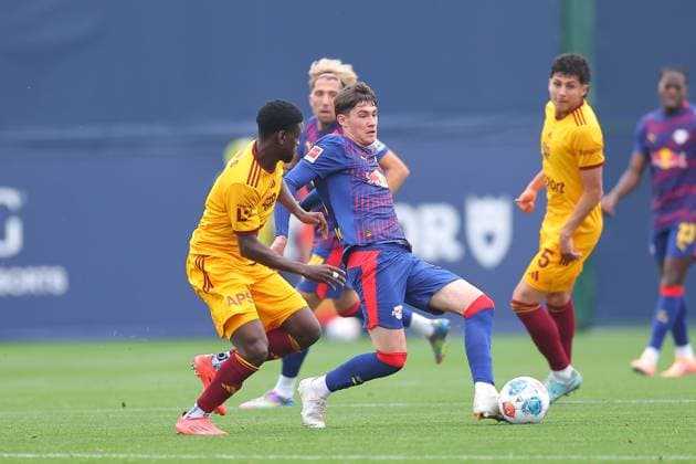 RB Leipzig - Dukla Prag Testspiel Leipzig, 08.10.2025, Trainingszentrum am Cottweg, Fußball, Männer, Saison 2025 2026, Testspiel, RB Leipzig - FK Dukla Prag , Im Bild v.l.: Samson Tijani (14,Prag) und Andrija Maksimovic (33, RB Leipzig) ,