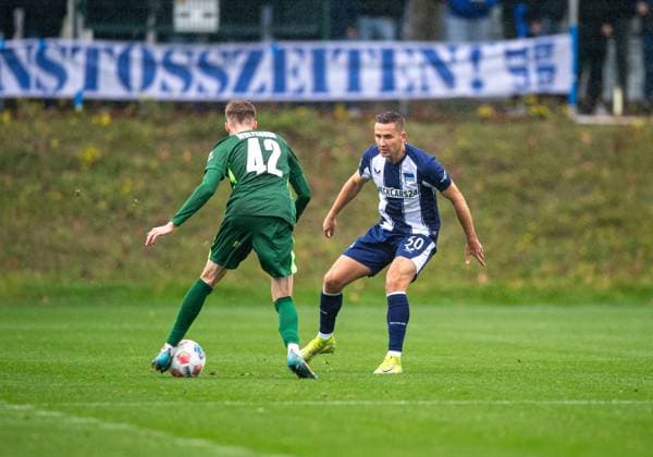 Fussball, Herren, Saison 2025 26, Testspiel, VfL Wolfsburg - Hertha BSC, v.l. Elia Dittrich (Wolfsburg), Paul Seguin (Hertha BSC), 08.10. 2025, Copyright: xSebastianxRäppold MatthiasxKochx