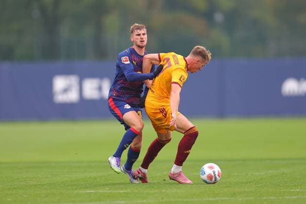 RB Leipzig - Dukla Prag Testspiel Leipzig, 08.10.2025, Trainingszentrum am Cottweg, Fußball, Männer, Saison 2025 2026, Testspiel, RB Leipzig - FK Dukla Prag 2:2 (2:0) , Im Bild v.l.: Timo Werner (36, RB Leipzig) und Marios Pourzitidis (37,Prag) ,