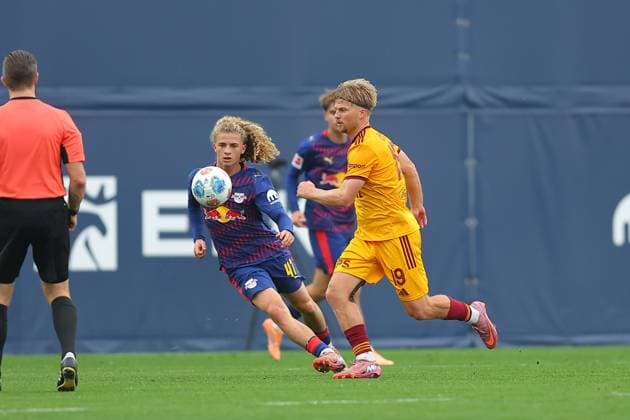 RB Leipzig - Dukla Prag Testspiel Leipzig, 08.10.2025, Trainingszentrum am Cottweg, Fußball, Männer, Saison 2025 2026, Testspiel, RB Leipzig - FK Dukla Prag 2:2 (2:0) , Im Bild v.l.: Viggo Gebel (47, RB Leipzig) und Marcel Cermak (19, Prag) ,