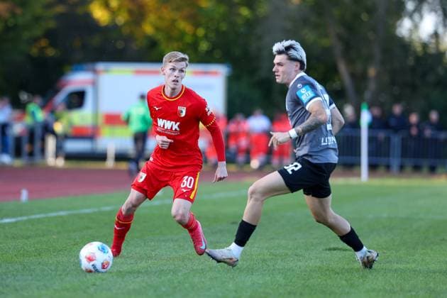 im Zweikampf, Aktion, mit Anton Kade 30 (FC Augsburg), Niklas Koelle 32 (SSV Ulm 1846), FC Augsburg vs. SSV Ulm 1846, Fussball, Testspiel, 08.10.2025 Burgau Bayern Deutschland