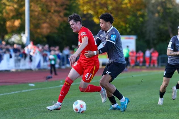 im Zweikampf, Aktion, mit Tim Schnitzer 47 (FC Augsburg), Jonas David 15 (SSV Ulm 1846), FC Augsburg vs. SSV Ulm 1846, Fussball, Testspiel, 08.10.2025 Burgau Bayern Deutschland
