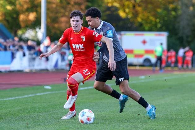 im Zweikampf, Aktion, mit Tim Schnitzer 47 (FC Augsburg), Jonas David 15 (SSV Ulm 1846), FC Augsburg vs. SSV Ulm 1846, Fussball, Testspiel, 08.10.2025 Burgau Bayern Deutschland