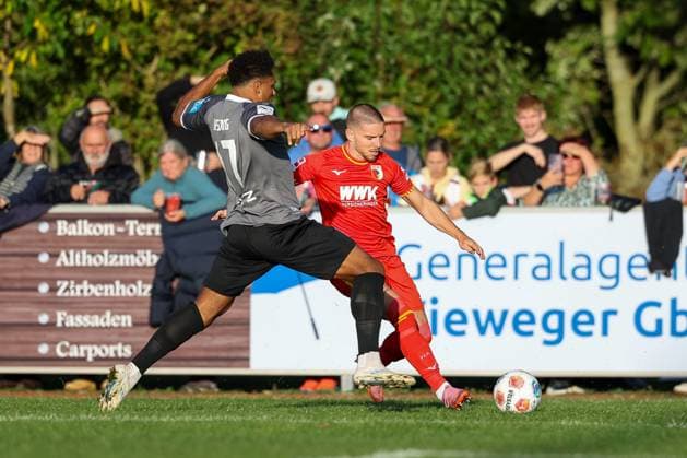 im Zweikampf, Aktion, mit Paul-Philipp Besong 17 (SSV Ulm 1846), Mads Pedersen 3 (FC Augsburg), FC Augsburg vs. SSV Ulm 1846, Fussball, Testspiel, 08.10.2025 Burgau Bayern Deutschland