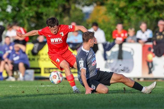 im Zweikampf, Aktion, mit Max Scholze 28 (SSV Ulm 1846), Primin Reinheimer 35 (FC Augsburg), FC Augsburg vs. SSV Ulm 1846, Fussball, Testspiel, 08.10.2025 Burgau Bayern Deutschland