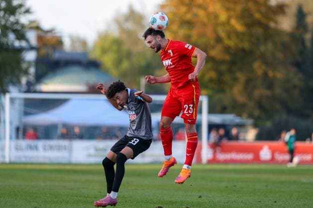 im Zweikampf, Aktion, mit Evan Brown 33 (SSV Ulm 1846), Maximilian Bauer 23 (FC Augsburg), FC Augsburg vs. SSV Ulm 1846, Fussball, Testspiel, 08.10.2025 Burgau Bayern Deutschland