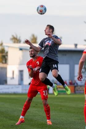 im Zweikampf, Aktion, mit Maximilian Bauer 23 (FC Augsburg), Dennis Dressel 14 (SSV Ulm 1846), FC Augsburg vs. SSV Ulm 1846, Fussball, Testspiel, 08.10.2025 Burgau Bayern Deutschland