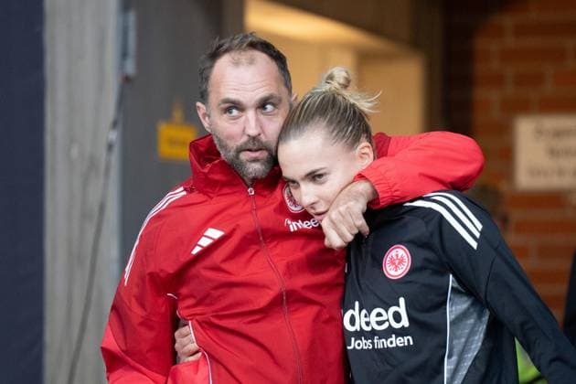 08.10.2025, xhfmx, Fussball UEFA Women s Europa Cup Quali, Eintracht Frankfurt - 1. FC Slovacko v.l. Fabian Meier (Athletiktrainer Eintracht Frankfurt) und Laura Freigang (Eintracht Frankfurt) (DFL DFB REGULATIONS PROHIBIT ANY USE OF PHOTOGRAPHS as IMAGE SEQUENCES and or QUASI-VIDEO) Frankfurt