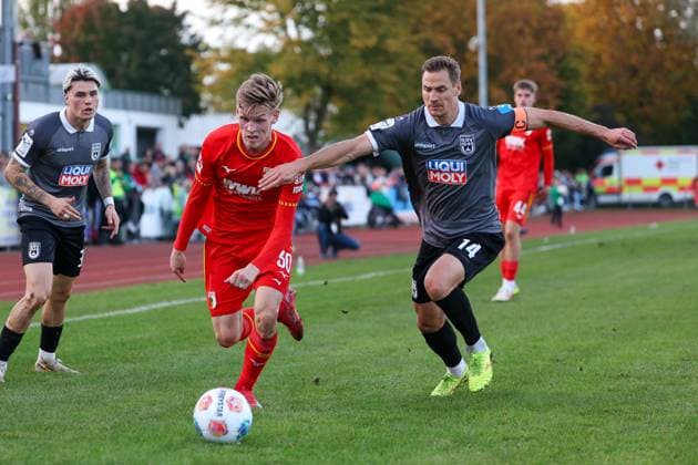 im Zweikampf, Aktion, mit Anton Kade 30 (FC Augsburg), Dennis Dressel 14 (SSV Ulm 1846), FC Augsburg vs. SSV Ulm 1846, Fussball, Testspiel, 08.10.2025 Burgau Bayern Deutschland