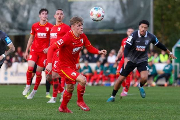 Anton Kade 30 (FC Augsburg), FC Augsburg vs. SSV Ulm 1846, Fussball, Testspiel, 08.10.2025 Burgau Bayern Deutschland