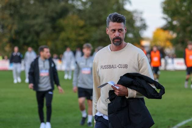 Halbzeit, Chef-Trainer Sandro Wagner (FC Augsburg) geht ueber den Platz, FC Augsburg vs. SSV Ulm 1846, Fussball, Testspiel, 08.10.2025 Burgau Bayern Deutschland