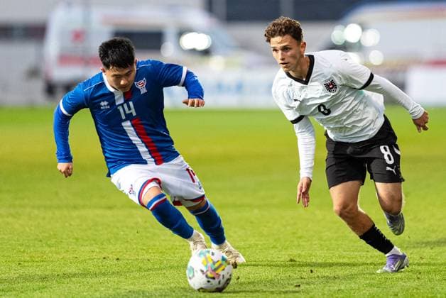 SOCCER - UEFA U17, U 17 EURO quali, AUT vs FRO WIENER NEUSTADT,AUSTRIA,08.OCT.25 - SOCCER - UEFA European Under-17 Championship 2026, qualifiers, OEFB under-17 international match, Länderspiel, Nationalmannschaft Austria vs Faroe Islands. Image shows Djoni Ore (FRO) and Edin Jakupi (AUT).  GEPAxpictures xKevinxKada