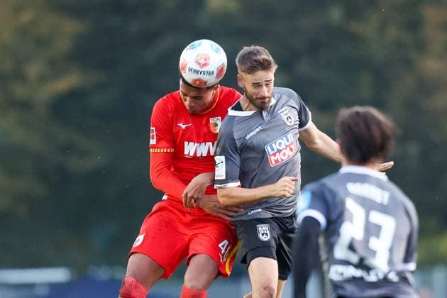 im Zweikampf, Aktion, mit Noahkai Banks 40 (FC Augsburg), Lucas Roeser 9 (SSV Ulm 1846), FC Augsburg vs. SSV Ulm 1846, Fussball, Testspiel, 08.10.2025 Burgau Bayern Deutschland