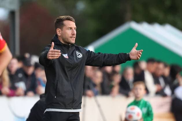 Interimstrainer Moritz Glasbrenner (SSV Ulm 1846) gibt Anweisungen am Spielfeldrand, FC Augsburg vs. SSV Ulm 1846, Fussball, Testspiel, 08.10.2025 Burgau Bayern Deutschland