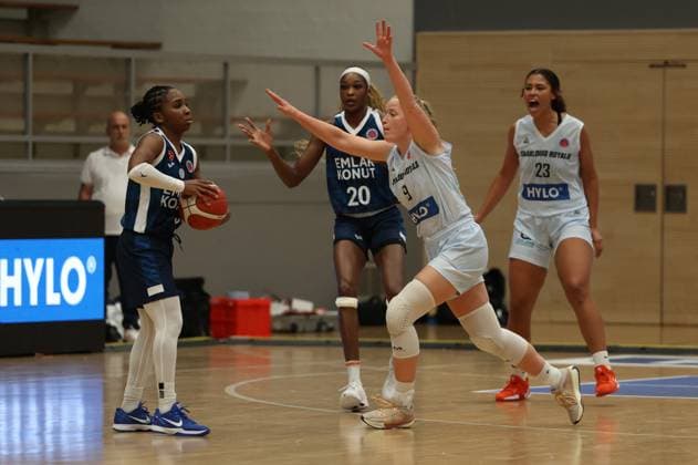 08.10.2025, Basketball, Frauen, Eurocup Women, Saison 2025 2026, Saarlouis Royals - EMLAK Konut SK Istanbul, Emma Eichmeyer (Saarlouis Royals), Jessica Thomas (EMLAK Konut SK Istanbul) Saarlouis Stadtgartenhalle Saarland Deutschland (DEU) Copyright: xSebastianxBachx