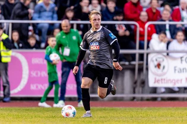 Fussball, Saison 2025 2026, 1. Bundesliga, 3. Liga, Sportzentrum an der Remsharter Straße Burgau, Testspiel, FC Augsburg - SSV Ulm 1846 Fußball, 08.10.2025 08.10.2025, Fussball, Saison 2025 2026, 1. Bundesliga, 3. Liga, Sportzentrum an der Remsharter Straße Burgau, Testspiel, FC Augsburg - SSV Ulm 1846 Fußball, 8 Ben Westermeier (SSV Ulm 1846 Fußball) Foto: Lucca Fundel Burgau Sportzentrum an der Remsharter S Bayern Deutschland