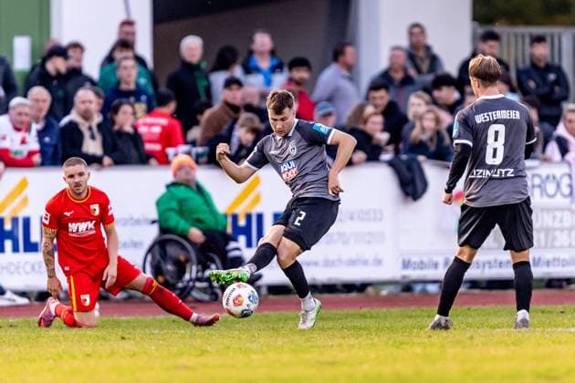 Fussball, Saison 2025 2026, 1. Bundesliga, 3. Liga, Sportzentrum an der Remsharter Straße Burgau, Testspiel, FC Augsburg - SSV Ulm 1846 Fußball, 08.10.2025 08.10.2025, Fussball, Saison 2025 2026, 1. Bundesliga, 3. Liga, Sportzentrum an der Remsharter Straße Burgau, Testspiel, FC Augsburg - SSV Ulm 1846 Fußball, 2 Luis Görlich (SSV Ulm 1846 Fußball) Foto: Lucca Fundel Burgau Sportzentrum an der Remsharter S Bayern Deutschland