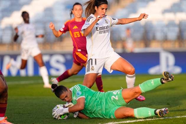 Real Madrid CF v AS Roma - UEFA Women s Champions League 2025 26 League Phase MD1 Alba Redondo forward of Real Madrid and Spain and Rachele Baldi goalkeeper of Roma and Italy compete for the ball during the UEFA Women s Champions League 2025 26 league phase match between Real Madrid CF and AS Roma at Estadio Alfredo Diestefano on October 8, 2025 in Madrid, Spain. Madrid Spain  Copyright: xJosexBretonx originalFilename:bretonhernandez-realmadr251008_nphYd.jpg