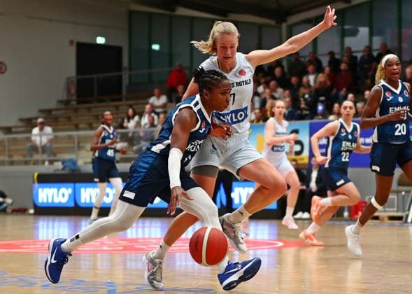 08.10.2025, xmohx, Basketball EuroCup Women, Saarlouis Royals - Emlak Konut SK Istanbul v.l. Jessica Thomas (Emlak Konut), Elina Koskimies (Saarlouis) (DFL DFB REGULATIONS PROHIBIT ANY USE OF PHOTOGRAPHS as IMAGE SEQUENCES and or QUASI-VIDEO) Saarlouis