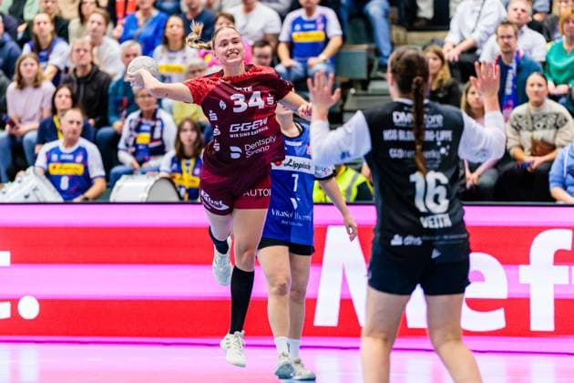 v.l. Mia Ziercke (HSG Bensheim Auerbach, 34), Melanie Veith (HSG Blomberg-Lippe, 16) GER, HSG Blomberg-Lippe vs. HSG Bensheim Auerbach, Handball, 1. Bundesliga Frauen, 8. Spieltag, Spielzeit 2025 2026, 08.10.2025 GER, HSG Blomberg-Lippe vs. HSG Bensheim Auerbach, Handball, 1. Bundesliga Frauen, 8. Spieltag, Spielzeit 2025 2026, 08.10.2025 Blomberg Copyright: xEibner-Pressefoto JanxRollingerx EP_JSK