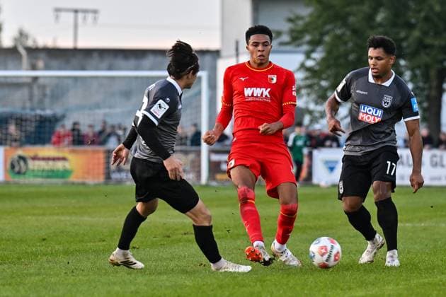 Testspiel; FC Augsburg - SSV Ulm 1846 Fussball; 08.10.2025 im Duell Noahkai BANKS (FC Augsburg 40) und Paul-Philipp BESONG (SSV Ulm 17) Zweikampf Testspiel: FC Augsburg - SSV Ulm 1846 Fussball; TSV Burgau Sportzentrum am 08.10.2025 Copyright: xBEAUTIFULxSPORTS Goldbergx