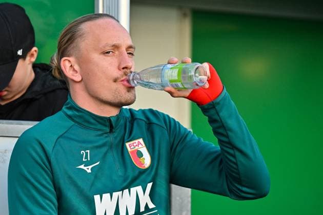 Testspiel; FC Augsburg - SSV Ulm 1846 Fussball; 08.10.2025 Im Bild Marius WOLF (FC Augsburg 27) auf der Bank mit einer Flasche Wasser in der Hand Einzelfoto Freisteller Testspiel: FC Augsburg - SSV Ulm 1846 Fussball; TSV Burgau Sportzentrum am 08.10.2025 Copyright: xBEAUTIFULxSPORTS Goldbergx