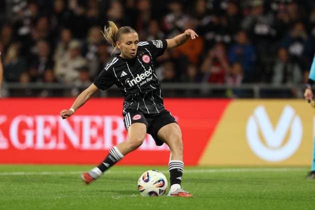 2025.10.03 xJFx zweite Qualifikationsrunde UEFA Women™s Europa Cup 2025 2026 Eintracht Frankfurt - 1. FC Slovacko v.l., Elisa Senss (Eintracht Frankfurt) schiesst das Tor zum 1:0, Elfmeter (DFL DFB REGULATIONS PROHIBIT ANY USE OF PHOTOGRAPHS as IMAGE SEQUENCES and or QUASI-VIDEO) Copyright: JoaquimxFerreira