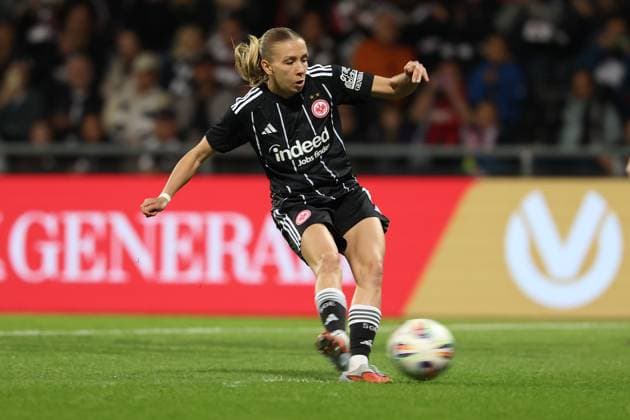 2025.10.03 xJFx zweite Qualifikationsrunde UEFA Women™s Europa Cup 2025 2026 Eintracht Frankfurt - 1. FC Slovacko v.l., Elisa Senss (Eintracht Frankfurt) schiesst das Tor zum 1:0, Elfmeter (DFL DFB REGULATIONS PROHIBIT ANY USE OF PHOTOGRAPHS as IMAGE SEQUENCES and or QUASI-VIDEO) Copyright: JoaquimxFerreira
