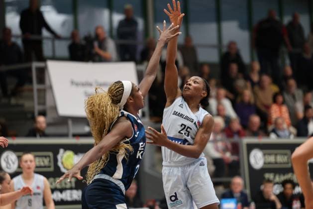 08.10.2025, Basketball, Frauen, Eurocup Women, Saison 2025 2026, Saarlouis Royals - EMLAK Konut SK Istanbul, Martha Burse (Saarlouis Royals), Victoria Macaulay (EMLAK Konut SK Istanbul) Saarlouis Stadtgartenhalle Saarland Deutschland (DEU) Copyright: xSebastianxBachx