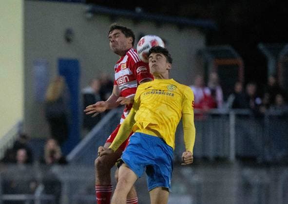 Fußball, Herren, Saison 2025 2026, Testspiel, FSV 63 Luckenwalde - 1. FC Union Berlin, v. l. Robert Skov (1. FC Union Berlin), Tim Maciejewski (FSV Luckenwalde) , 08.10. 2025, Copyright: xMatthiasxKochx