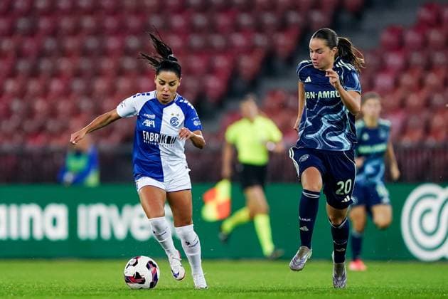 Switzerland: UEFA Women s Europa Cup 2025 2026, GC Frauenfussball vs Ajax Amsterdam, Letzigrund, Zurich: Qendresa Krasniqi (9 Grasshopper Club) im Zweikampf gegen Isa Colin (20 Ajax) Copyright: xDanielaxPorcellix