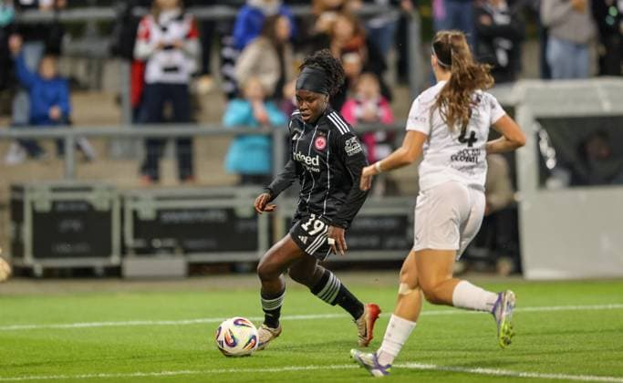DEU, Frankfurt, Eintracht Frankfurt vs 1. FC Slovacko, UEFA Womenʼs Europa Cup, UEFA, Saison 2526, Stadion am Bretanobad, Playoffs, Hinspiel im Bild v.l.n.r: Nicole Anyomi (Eintracht Frankfurt 19), Terezie Ohlidalova (1.FC Slovacko 4) DFB DFL REGULATIONS PROHIBIT ANY USE OF PHOTOGRAPHS AS IMAGE SEQUENCES AND OR QUASI-VIDEO, 08.10.2025 Copyright: HMBxMedia HendrikxHamelau