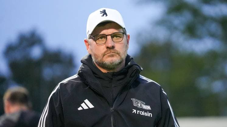 Fußball, Herren, Saison 2025 2026, Testspiel, Freundschaftsspiel, FSV 63 Luckenwalde vs. 1.FC Union Berlin, Mittwoch 08.10.2025, Werner-Seelenbinder-Stadion Luckenwalde, Im Bild: Steffen Baumgart (Trainer Union) Brandenburg Deutschland