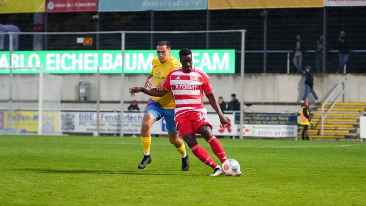 Fußball, Herren, Saison 2025 2026, Testspiel, Freundschaftsspiel, FSV 63 Luckenwalde vs. 1.FC Union Berlin, Mittwoch 08.10.2025, Werner-Seelenbinder-Stadion Luckenwalde, Im Bild: Simon Gollnack (l. Luckenwalde) und Stanley Nsoki (r. Union) Brandenburg Deutschland