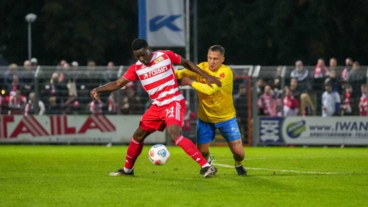 Fußball, Herren, Saison 2025 2026, Testspiel, Freundschaftsspiel, FSV 63 Luckenwalde vs. 1.FC Union Berlin, Mittwoch 08.10.2025, Werner-Seelenbinder-Stadion Luckenwalde, Im Bild: Stanley Nsoki (l. Union) und Lucas Will (r. Luckenwalde) Brandenburg Deutschland