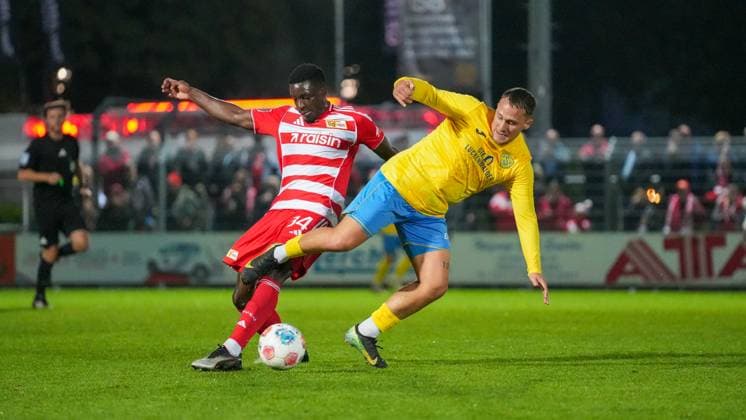 Fußball, Herren, Saison 2025 2026, Testspiel, Freundschaftsspiel, FSV 63 Luckenwalde vs. 1.FC Union Berlin, Mittwoch 08.10.2025, Werner-Seelenbinder-Stadion Luckenwalde, Im Bild: Stanley Nsoki (l. Union) und Lucas Will (r. Luckenwalde) Brandenburg Deutschland
